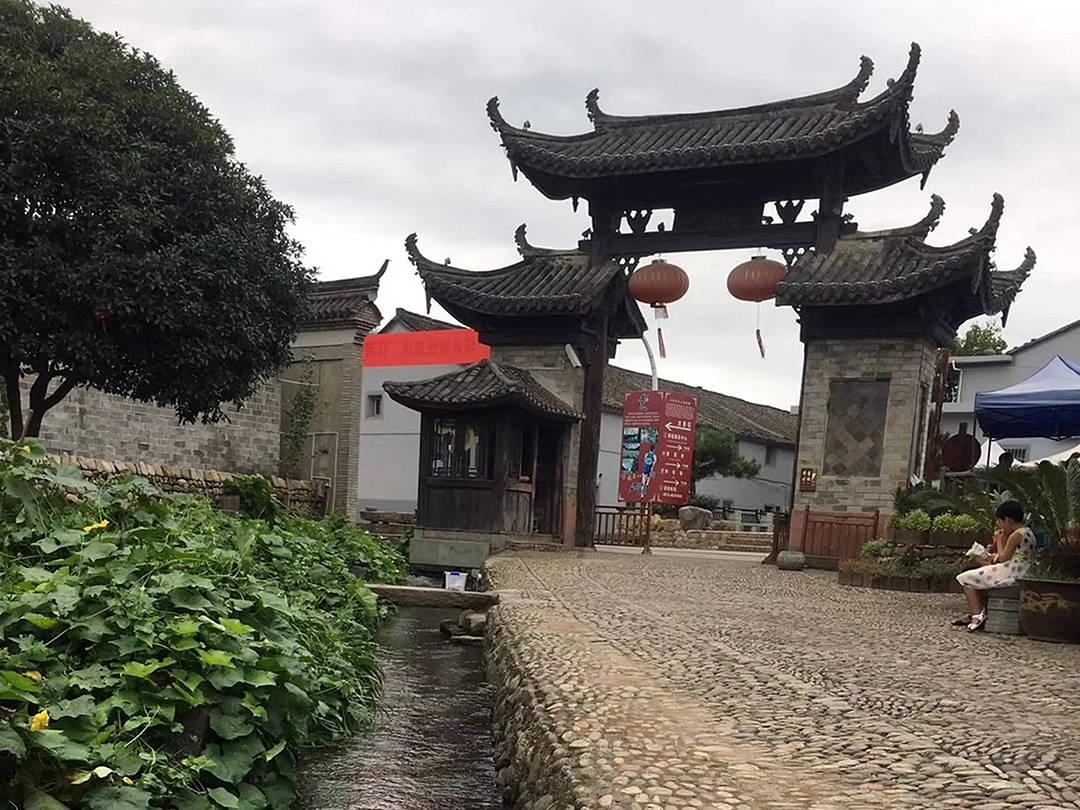 上升的五彩石